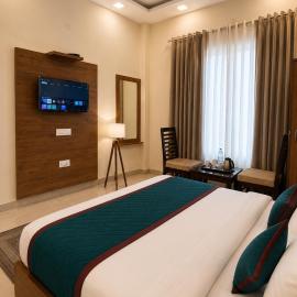 Hotel Woodlark Inn Zirakpur Chandigarh !! Family Hotel ! Traveler choice ! Top Rated Property, hotel em Zirakpur