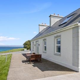 Whitestrand Beach Cottage, hotel in Doonbeg