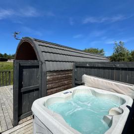 Pond View Pod 3 With Private Hot Tub -Fife - Loch Leven - Lomond Hills, Hotel in Kelty