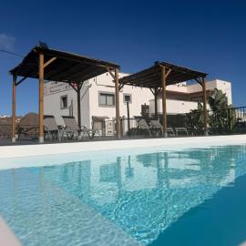 Los Adejo con piscina climatizada compartida