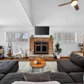 Private Pocono Retreat with Hot Tub and Fire Pit, hotel en Thornhurst