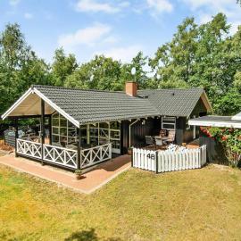 5 star holiday home in Hadsund โรงแรมในHadsund