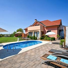 Luxury Villa Apartment - Private Jacuzzi & Sauna