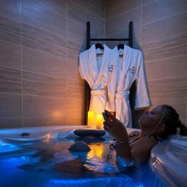 Séjour Romantique Jacuzzi intérieur Privé