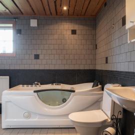 Sauna | Hot Tub | WiFi | Terrace | Pet Friendly، فندق في لوفسدالين
