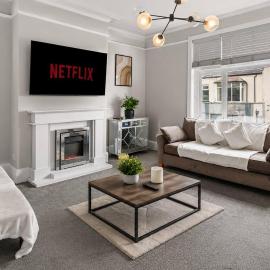 Charming home,Ps4,Parking,Contractors,King bed,Trafford Center