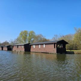 Salhouse Broads Lodge Houseboat, Hotel in Stalham