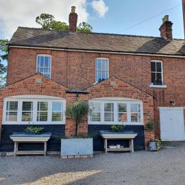 Estate cottage for six - private patio garden, Malverns، فندق في Colwall