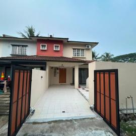 De Nyaman Homestay Private Pool Mslim Only: Lukut şehrinde bir otel