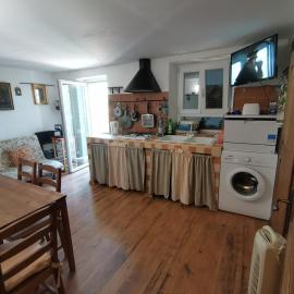 Beautiful Historical apartment with lake view, Hotel in Valvarrone