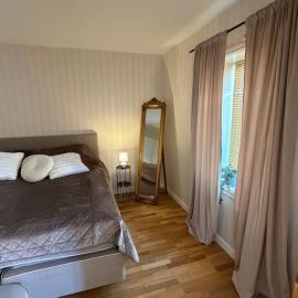 Fräsch Lägenhet 2 rok i Lindesberg، فندق في لينديسبرغ