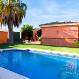 Chalet con piscina privada y amplio jardin SOLO ALQUILAMOS A FAMILIAS, hotel v destinaci El Puerto de Santa María