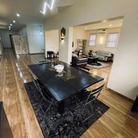 Penthouse - 15 mins from International Airport, hotelli kohteessa Ikeja