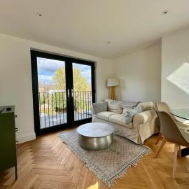 Peaceful, Bright Loft in the Heart of High Barnet