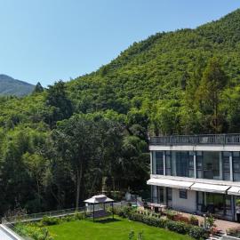 A Healing Fullstop, Hotel in Houhong