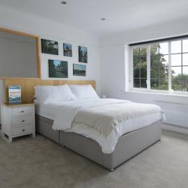 One-Bedroom flat in Cheam Village، فندق في Cheam