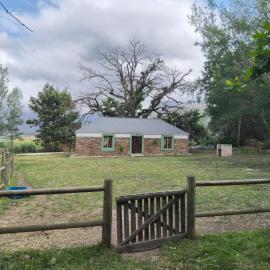 Emunah Stone Cottage، فندق في Twee Riviere