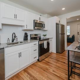 Central Suite A - 2 BedroomsKing BedParking