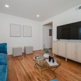 Central Suite B - 2 BedroomsKing BedParking