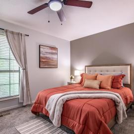 The Hearth & Thistle - King BedTownHome with Deck