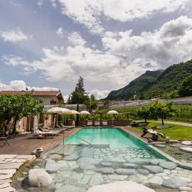 Kreuzwegerhof Nals - Apartments with Pool and Air Conditioning near Merano & Bolzano, hotel i Nalles