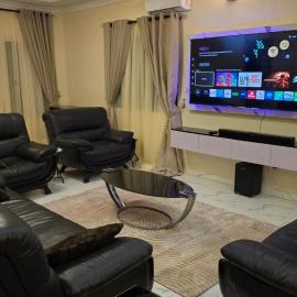 Immaculate Three Bedroom detached bungalow at OPIC, hotel en Iseri