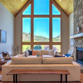 Easy Access Mountain Getaway with Panoramic Views, hotel a Mars Hill