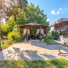 Nora Guest House 2BR & Garden - Happy Rentals