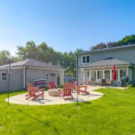 Walk to Beach! McCullom Lake Family Getaway, hotel a McHenry