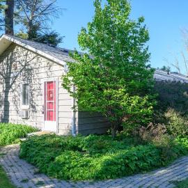 140 Peaceful King Suite Simcoe Escape w Beach, хотел в Georgina