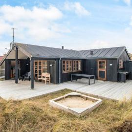 4 star holiday home in Hvide Sande, hotel u gradu Hvide Sande