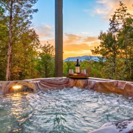 Eagle Feather Cabin- Modern Retreat, Hot Tub, Games & Scenic Yard Escape