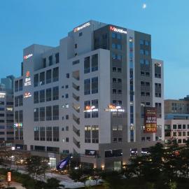 김포HOTELMTOWER(호텔엠타워)، فندق في Wŏnsan