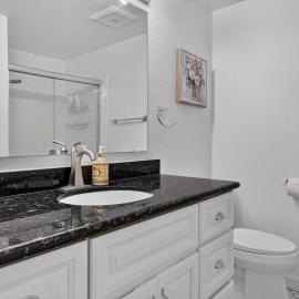Stylish 2BR Near Bellevue & Kirkland w/ Pool+AC