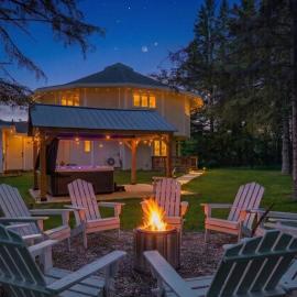 The Goat and Cherry- Cozy Retreat, Hot Tub, Fire Pit, Arcade Fun & Dogs!