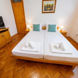"Villa Demadino" - "Free Parking & Secure Motorcycle Garage "- Old Town, Hotel in Mostar