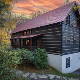 Creekside cabin w/ hot tub, fireplace & trail, khách sạn ở Newland