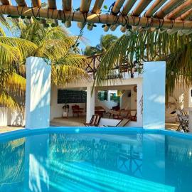 1 Street from the beach, Pool, Rooftop Bar & AC, hótel í Chuburná