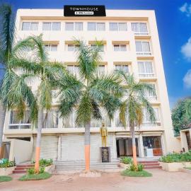 Townhouse Hillview Tirupati Formerly Hotel Looranova, хотел в Тирупати