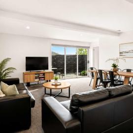The Residential Retreat-Sleeps 15-Close to Shops、Warraneのホテル