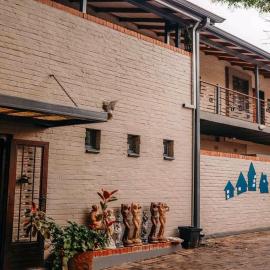 Ons Dorpshuis Guesthouse, hotel di Rustenburg