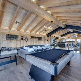 Luxury Authentic Chalet at foot slopes, отель в Тине