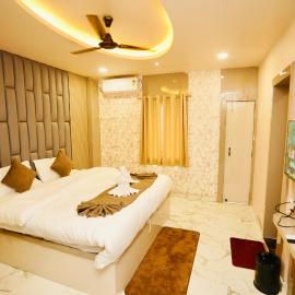 Grand Palace hotel with swimming pool