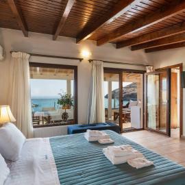 Beachfront Penelope Home with Private Jacuzzi, BBQ & Playground, Walk to Everything, hotel en Panormos Rethymno