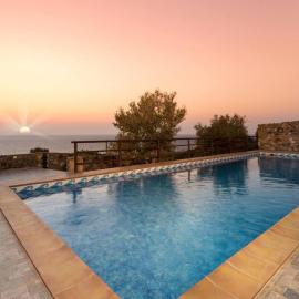 Sea-Sunset Views Villa Lefkothea with Private Pool near Elafonissi、AmigdhalokeFálionのホテル
