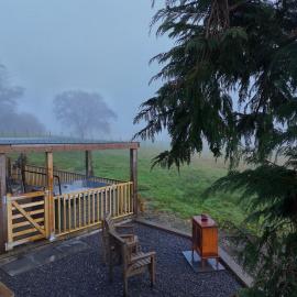 Y Golchdy, cottage style cabin, with spa hot tub, veranda & spectacular views: Llangadog şehrinde bir otel
