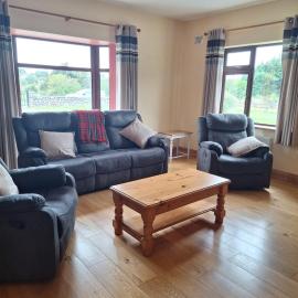 Charming 3BR Country Home Near Swinford, Hotel in Cloonlara