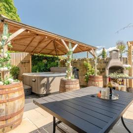 The Old School House with Hot Tub and Sleeps 16, hotel em Barnoldswick