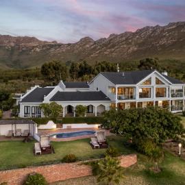 Apricot Gardens Guesthouse, hotel v destinaci Gordonʼs Bay