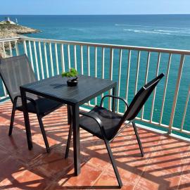 Vista al mar con piscina